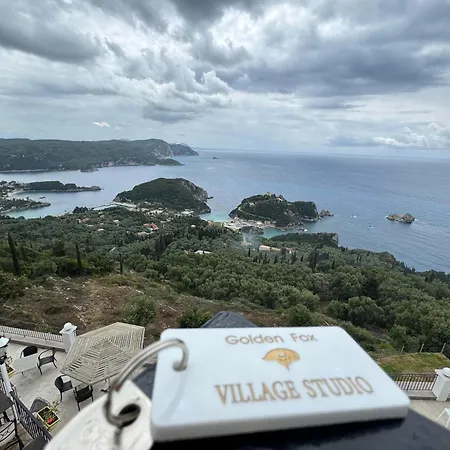 Golden Fox Village アパート